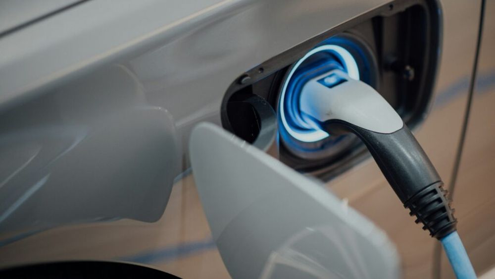 Firmele din HoReCa vor putea aplica pentru un ajutor de până la 150.000 euro pentru instalarea de fotovoltaice și stații pentru vehiculele electrice/ Guvernul a aprobat programul Electric UP 2
