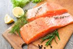Cina recomandată pentru controlul tensiunii arteriale / Somonul, spanacul și cartoful dulce formează „trio-ul” ales de dieteticieni