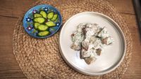 VIDEO FOTO Salată cu cartofi noi crocantă și cu sos răcoritor de iaurt/ Gustul tradițional al cartofilor bunicii combinat cu un fel de tzatziki mediteraneean/ Ce alte salate cu cartofi poți face în acest sezon