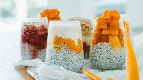 Budincă de chia cu mango și fulgi de migdale – un mic dejun sănătos și răcoritor, pentru un început de săptămână plin de energie