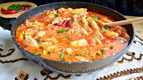 Papricaș de pui, preparat la multicooker sau pe aragaz/Rețeta ungurească poate fi adaptată la noi metode de gătire