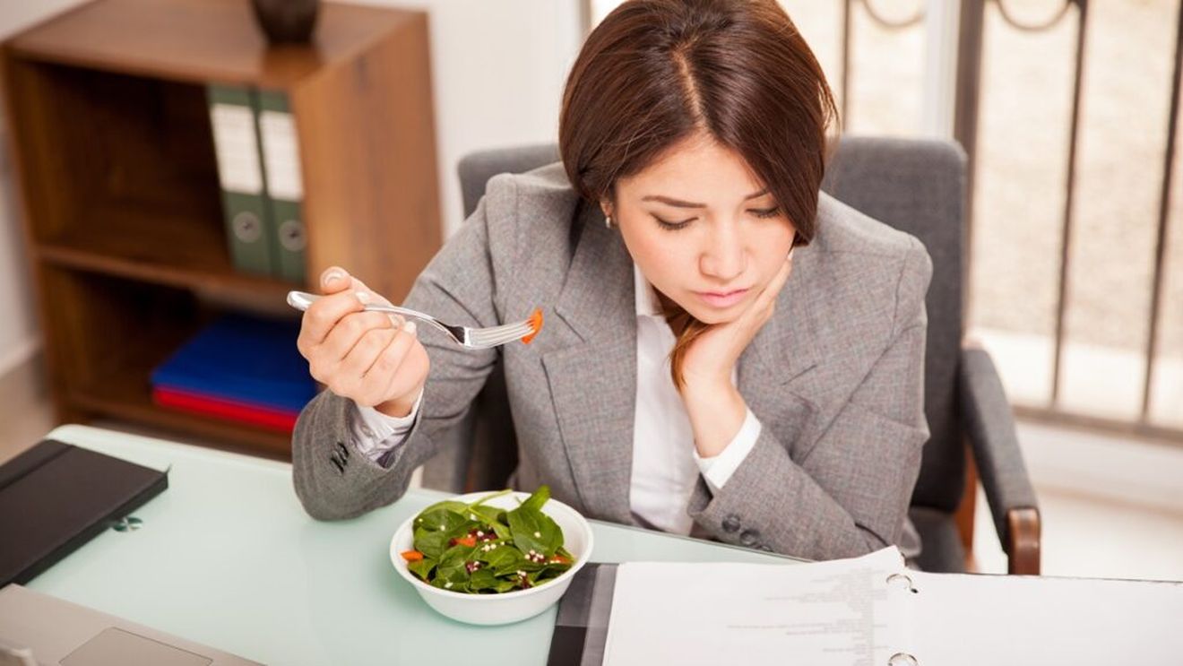 Mâncatul conștient la birou: sfaturi practice pentru o pauză care te încarcă cu energie / Gustarea luată în fața calculatorului va deveni istorie