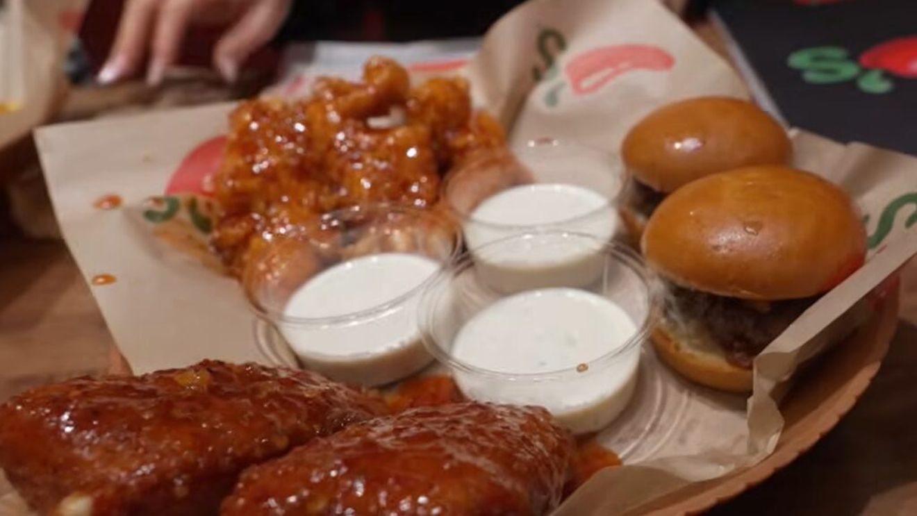 VIDEO | Chili’s s-a deschis în România, aducând burgeri suculenți, fajitas sfârâind pe plită și deserturi spectaculoase / Burgerii și nachosul atrag primii gurmanzi: „Cred că e printre cele mai bune porții de nachos pe care le-am mâncat vreodată”