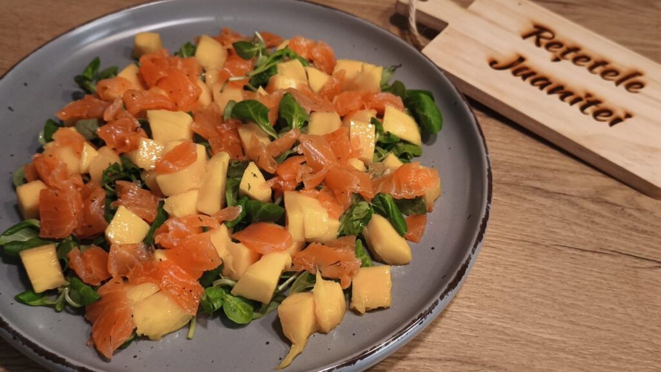 Salată de somon cu mango, fenicul și vinegretă de ierburi aromatice/ Răcoritor și ușor de făcut, acest preparat mediteraneean este o cină perfectă, dar se poate lua și la pachet