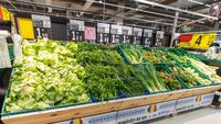 Ce poți cumpăra cu 50 de lei în luna iunie / Un exemplu de meniu cu produse românești de sezon: de la cartofi noi și cireșe la gulii și dovlecei