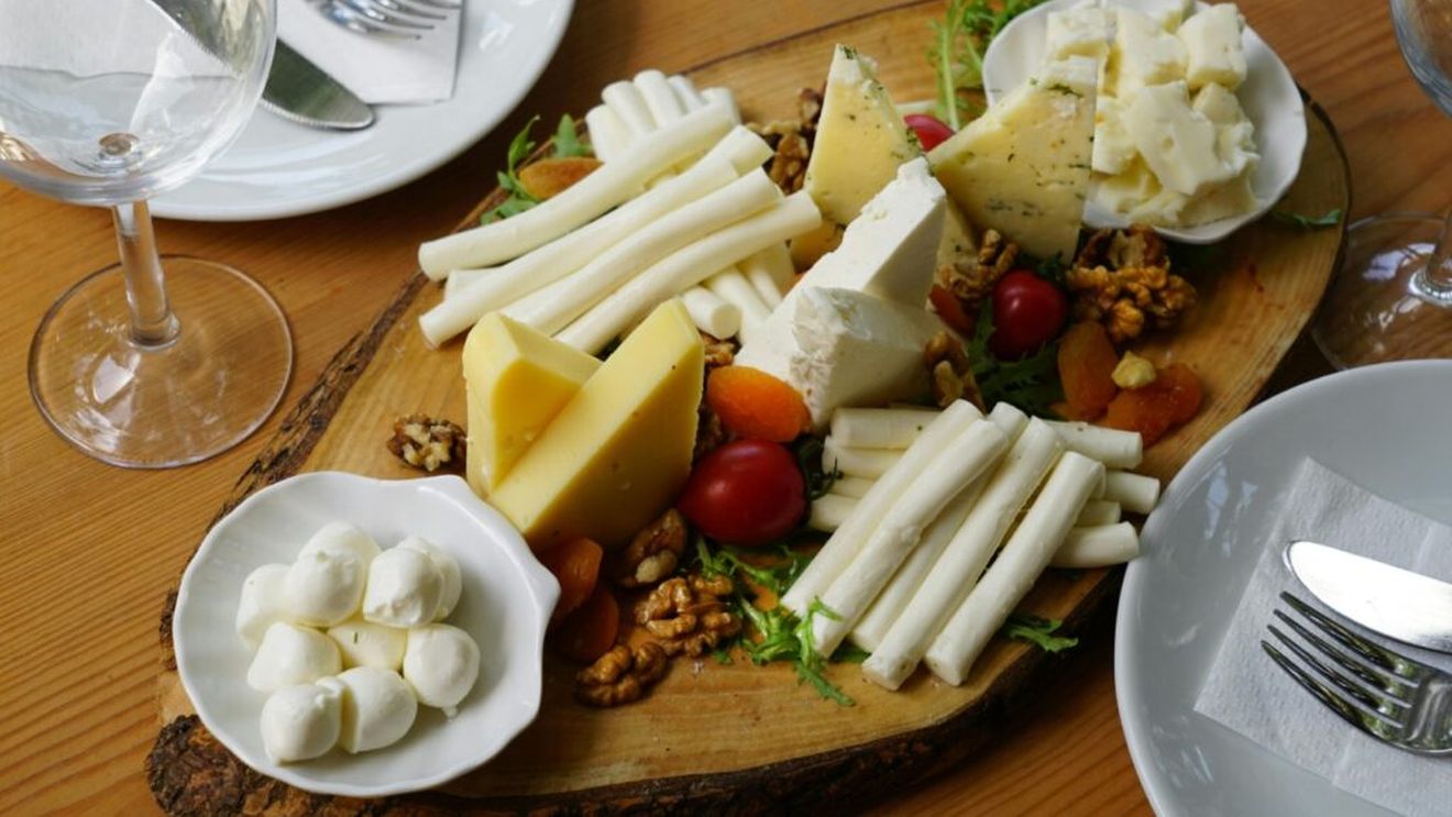 Nutriționiștii au stabilit care sunt cele mai bune 6 brânzeturi pe care le poți mânca atunci când vrei să slăbești
