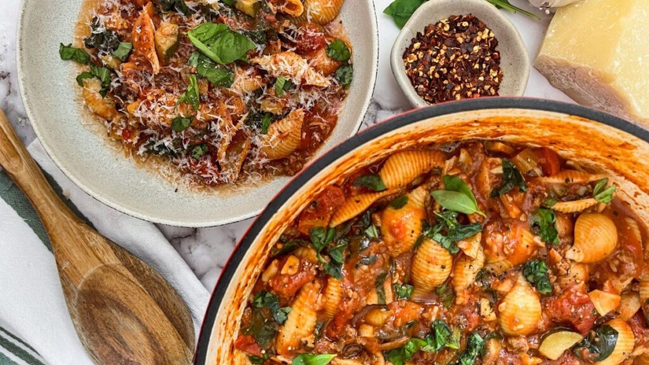 Carne de vită și paste cu legume într-o singură oală/Rețeta cu conținut echilibrat de fibre și proteine este delicioasă și ușor de preparat