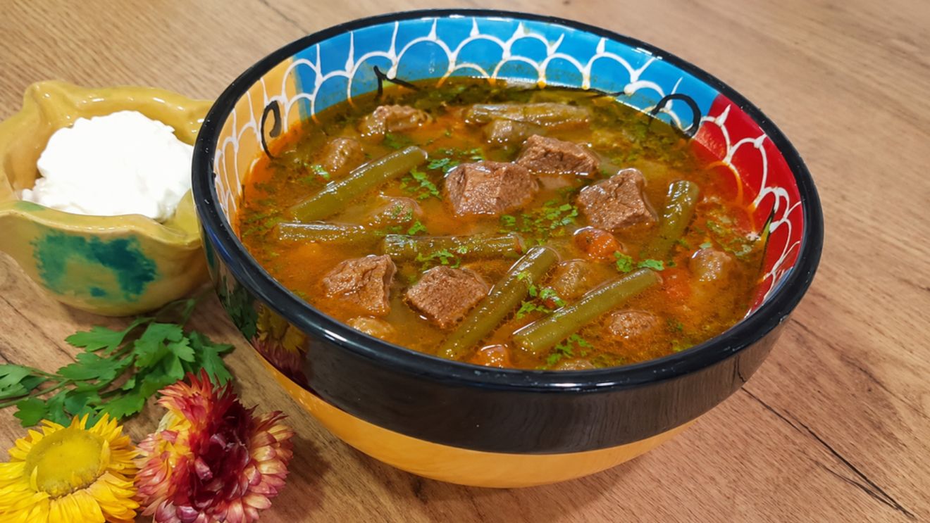 Zamă de iepure cu gârtiene și păstăi sau pe românește ciorbă din iepure, paste de casă și fasole verde proaspătă.  După o rețetă culeasă de Mircea Groza prin satele din Sălaj