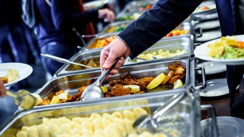 Cine a inventat conceptul de restaurant all you can eat și cum a evoluat el în timp. Legatura cu prăbușirea bursei americane și Marea Criză din 1933