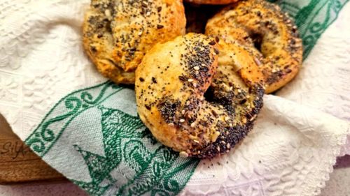 FOTO | Am încercat rețeta virală de bagels din trei ingrediente / Partea cea mai grea e că trebuie să aștepți să se răcească