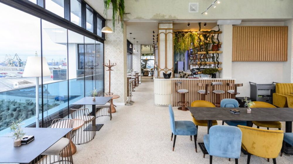 Restaurantul The View din Constanța, închis temporar de Protecția Consumatorului după ce s-au găsit mai multe nereguli, gândaci, echipamente murdare, materii prime depozitate în spaţii insalubre