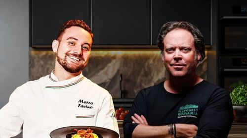 Jurnalistul Charley Ottley și chef Marco Favino au depus astăzi jurământul, după primirea cetățeniei române / Ambii promovează gastronomia locală / Favino: „Am apreciat mult frumoasa ceremonie de astăzi, realizată în deplin spirit românesc, cu muzică lirică, citate din Brâncuși și fragmente din Eminescu. Toate acestea te fac să fii mândru că ești și român”