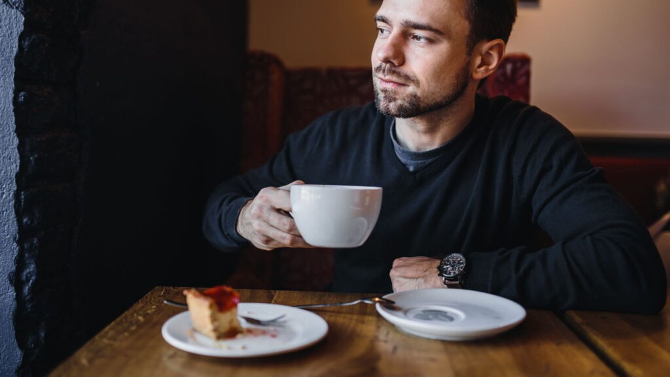 Cum poate influența vârsta toleranța la cafea. Un studiu recent explică schimbările în metabolizarea cofeinei, pe parcursul vieții: „În jurul vârstei de 40 de ani, corpul nostru suferă schimbări moleculare majore”