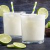 Pe lângă tradiționala bere pentru mici pune și o limonadă sau o sangria lângă grătarul de 1 Mai/ Cum faci limonadă braziliană virală sau sangria cu fructe și fără zahăr