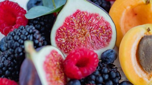 Fructele cu cea mai mare concentrație de vitamina E / Dacă vrei să-ți protejezi ochii, pielea și sistemul cardiovascular, mănâncă des mure, caise și kiwi, potrivit nutriționiștilor