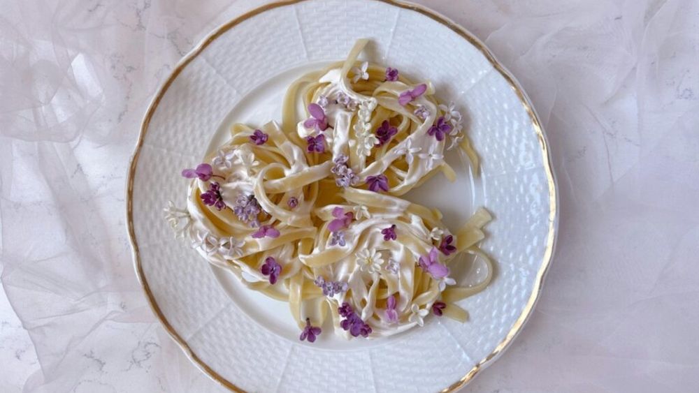 Moda utilizării florilor în gastronomia de top. Ce flori sunt comestibile