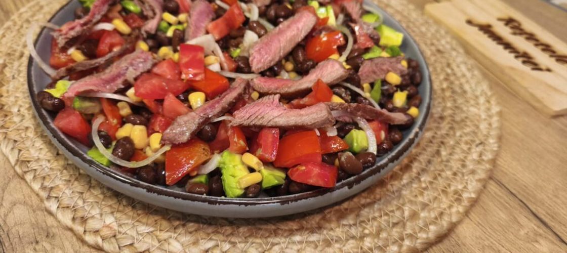 GALERIE FOTO | Salata mexicană, o salată simplă și gustoasă, cu arome exotice. Ideală pentru prânz sau cină și ușor de preparat