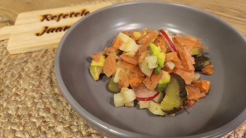 Rețetele Juanitei | Salata antirisipă, folosește tot ce ți-a rămas prin frigider/ Cartofi, ridichi, castraveți murați, puțin avocado și un rest de somon afumat