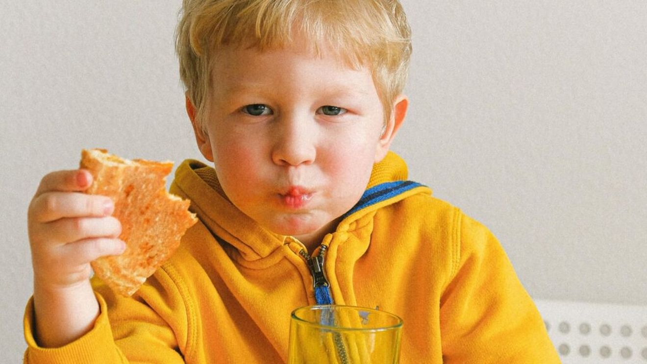 Comportamentul copiilor în timp ce mănâncă, analizat de inteligența artificială, pentru a stabili riscul de obezitate/ A fost studiat felul în care copiii mușcă din alimente și s-a concluzionat că riscul de obezitate este crescut la cei care iau îmbucături mari și mănâncă repede