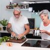 Dieta sănătoasă care te poate îmbătrâni mai repede dacă nu ții cont de un nutrient esențial / Ce au descoperit cercetătorii la persoanele de peste 70 de ani