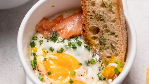 Ouă en cocotte (Ouă la cuptor cu somon afumat) / Rețeta franțuzească cu care nu dai greș