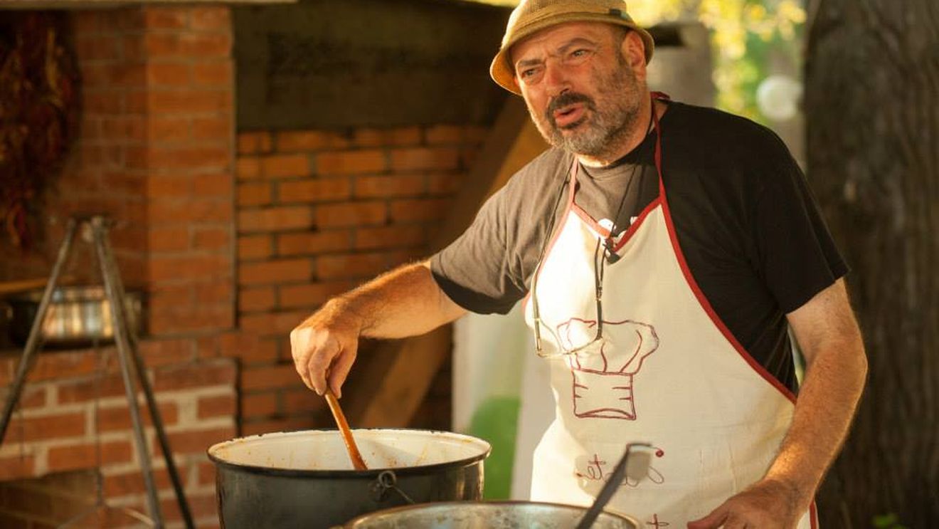 Ziua Națională a Ciorbei, sărbătorită timp de trei zile în centrul Capitalei / Gastronomul Mircea Groza, Chef Albert Cristian și invitații lor vor pregăti ciorbe și zămuri reprezentative pentru comunitățile etnice istorice din România