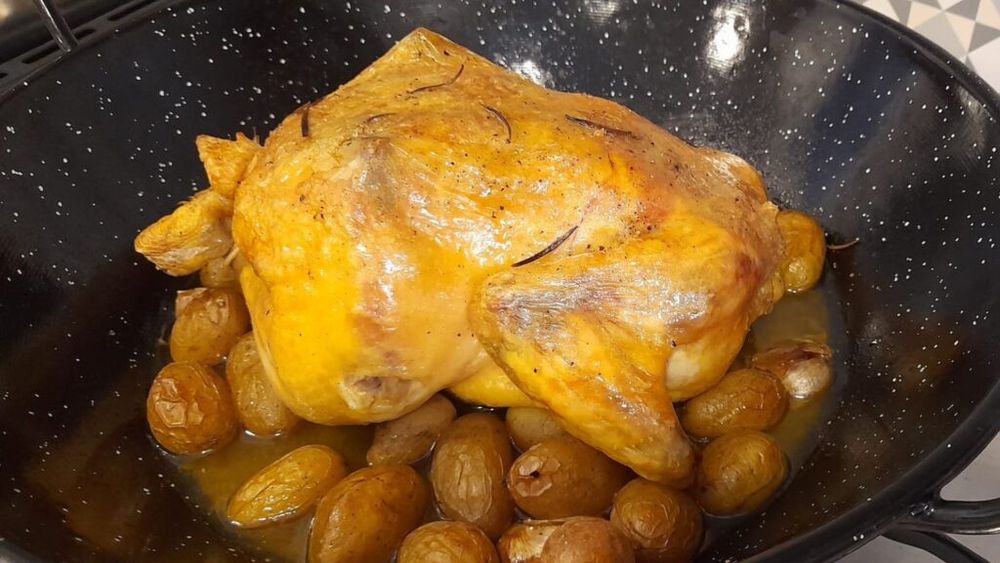 Rețetele Juanitei: Pui întreg la cuptor pe pat de cartofi copți. Puțin de muncit, dar rezultatul e spectaculos. Tai carnea cu furculița
