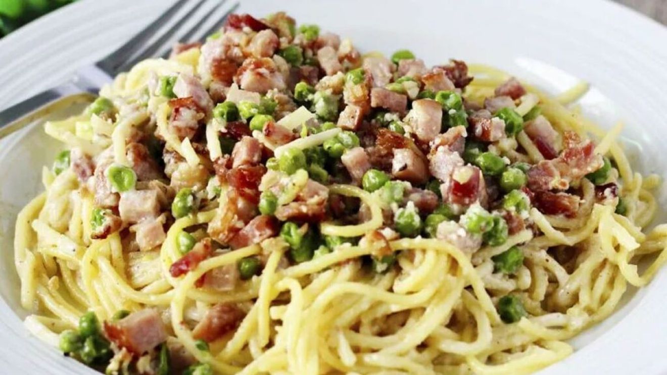 Pastele de vineri seara. Spaghetti cu bacon, mazăre și smântână. Aproape ca o carbonara dar nu chiar, cu smântână în loc de ouă