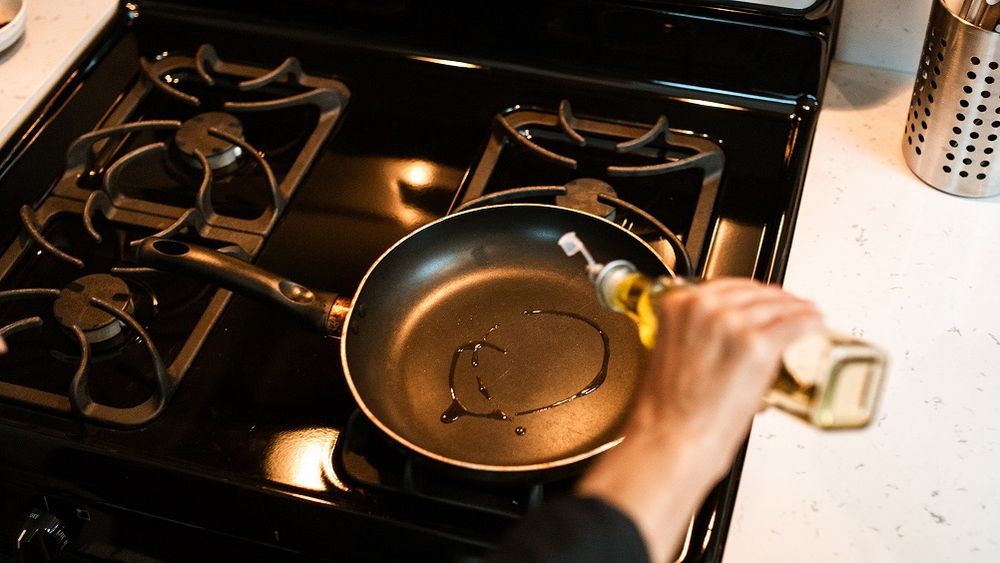 China se reorientează spre Europa pentru exporturile sale de ulei de gătit uzat / Trump a impus taxe de 125% pentru acest ingredient folosit în aviație și ca biocombustibil