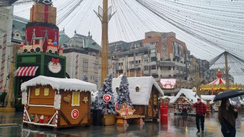 VIDEO | Cât costă un vin fiert și o porție de tochitură la Târgul de Crăciun de la Craiova/ Unul dintre cele mai mari evenimente de acest fel din Europa are o ofertă culinară variată
