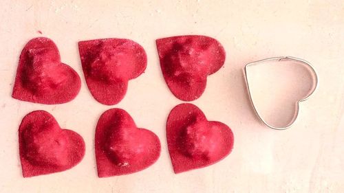 Pastele de vineri seara. Ravioli roșii în formă de inimă, umpluți în stil quattro formaggi. Se fac foarte ușor folosind o formă pentru fursecuri