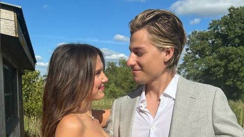 Actrița Millie Bobby Brown a publicat imagini cu „copiii” ei de la ferma la care locuiește împreună cu soțul său. Pe proprietate se află peste 20 de animale: capre, câini, pisici și un măgar.