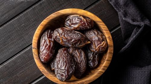 Ceva dulce | Bomboane din curmale și fistic, fără niciun strop de zahăr adăugat. Această rețetă rapidă și simplă îmbină dulceața naturală a curmalelor cu aroma ușor sărată a fisticului