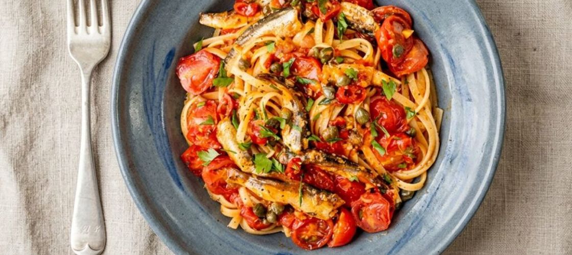 Paste cu sardine din conservă și roșii cherry/ Rețeta siciliană cu „brânza săracului”, un tip de pesmet rumenit care imită parmezanul