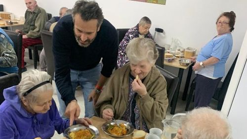 Chef Nicolai Tand a pregătit mâncare pentru bătrânii cazați la un cămin din Maramureș / El a contribuit și la dotarea instituției cu un cuptor performant pentru gătit