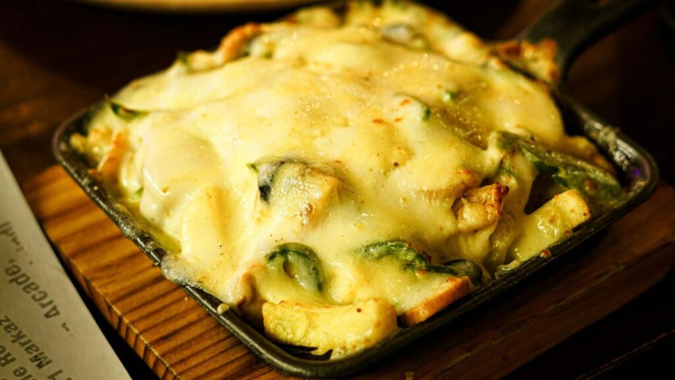 Idee de cină apetisantă pentru o zi de sâmbătă: Buchet de legume gratinate cu smântână / Poate fi mâncat ca fel principal, alături de o salată, sau ca și garnitură lângă o friptură