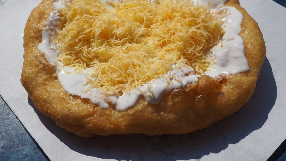 VIDEO | Langoșul, o gustare rapidă, făcută din aluat de pâine, prăjit în ulei încins. Preparatul este marcă înregistrată a bucătăriei maghiare