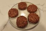 FOTO-VIDEO | Cum să prepari carnea pentru hamburgeri? Îți ia câteva minute, ai nevoie de câteva trucuri simple, dar știi exact ce ai pus în preparat