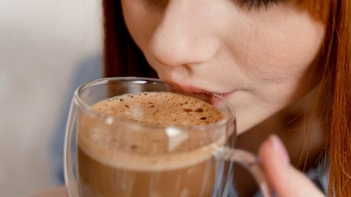 Coffe, tea, proffee? Cafeaua cu proteine, pe trend dar cu beneficii incerte pentru sănătate