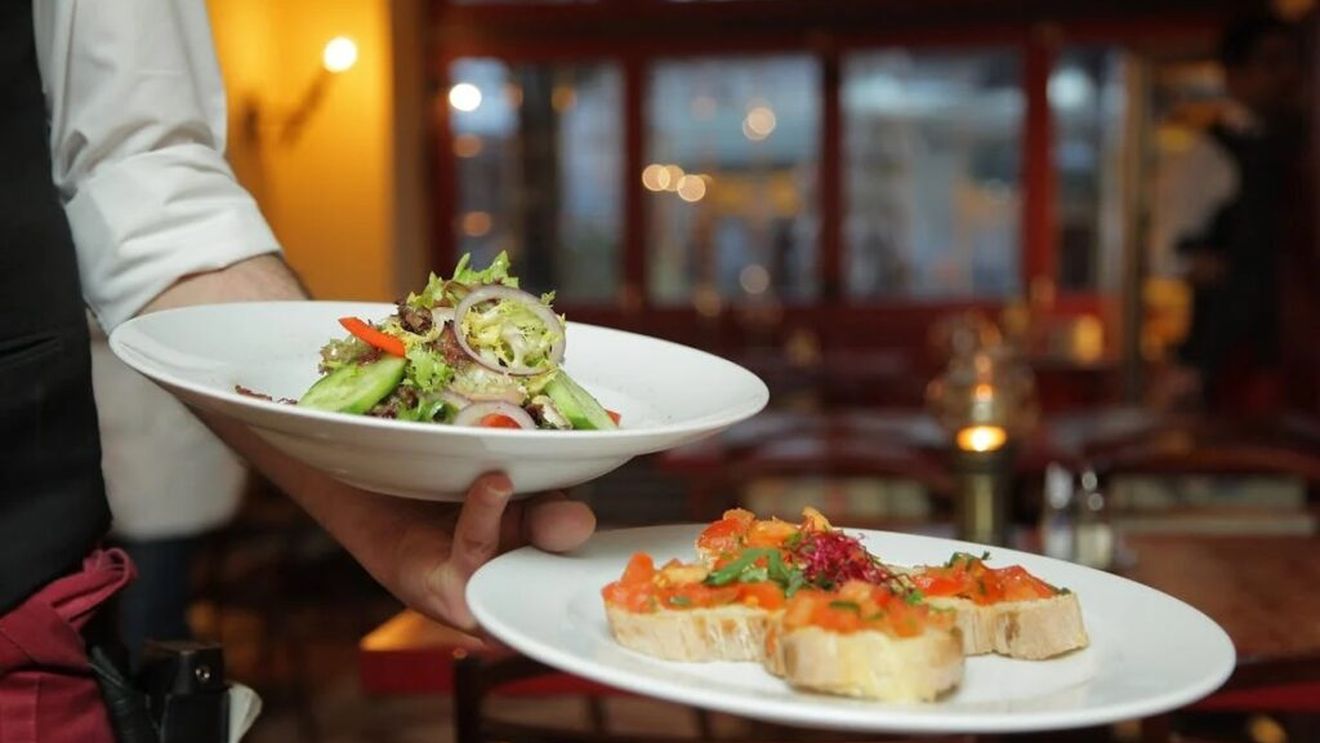 ANALIZĂ | Sectorul restaurantelor și-a revenit după pandemie prin creșterea prețurilor și mai multe rezervări/ Consumatorii sunt mai dispuși să comande mâncare la pachet, digitalizarea a avansat, iar supermarketurile concurează tot mai mult cu restaurantele pentru consumul rapid