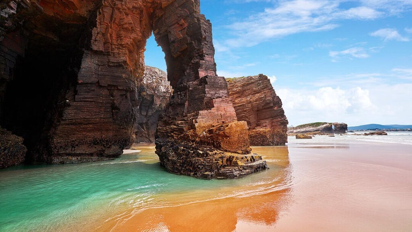 Galicia, perla atlantică a Spaniei. Ocean, plaje, munte, mâncare bună și ieftină. Ce poți vedea și ce poți gusta în această provincie spaniolă. Recomandările Ghidului Repsol