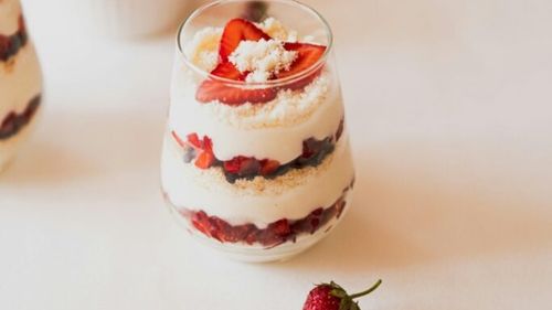 Cum să pregătești un mic dejun perfect cu iaurt, căpșuni, ovăz și cacao/ Primul pas este să coci biscuiți de casă