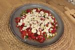 VIDEO FOTO | Salata virală care se prepară direct pe platou/ Pregătește vinegreta întâi, apoi pune deasupra ingredientele pentru o salată grecească autentică