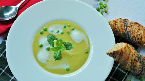 Timiş: Brunch cu ciorbă de leurdă, mâncare de urzici şi prăjituri de casă