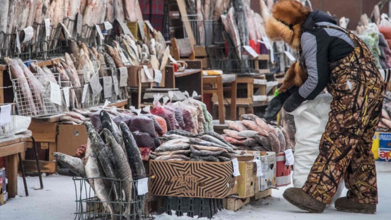 În piața din Yakutsk, carnea și peștele îngheață în câteva secunde/ Nimeni n-are nevoie de frigidere la cele -45°C de afară/ Localnicii consumă în principal supe de carne, tocane, găluște și terci