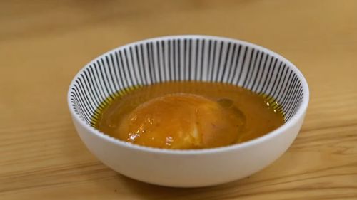 Rețetele Juanitei | Supă de pâine cu ou poșat - seamănă puțin cu supa de ceapă franțuzească/ Bună și sățioasă, este o metodă inedită de a recicla pâinea veche