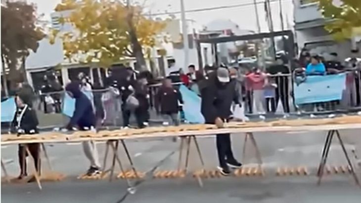 VIDEO | Un sandviș de 750 de metri trebuia să intre în Cartea Recordurilor / Mulțimea nu a avut răbdare și a mâncat o bună parte din preparat înainte de măsurători