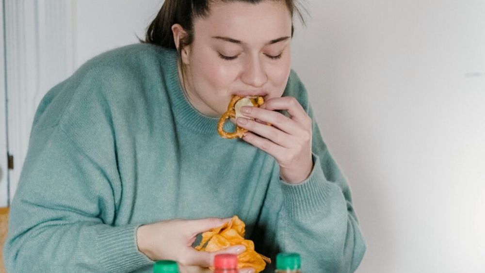 Opt alimente care produc inflamație în corp / Dacă vrei să fii ferit de boli de inimă, diabet, cancer, depresie sau Alzheimer, limitează consumul acestor alimente