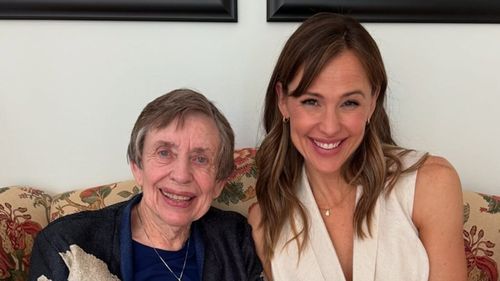 VIDEO Jennifer Garner readuce gustul copilăriei: rețeta de porumb cremos a familiei sale, cu doar 5 ingrediente / Actrița gătește alături de mama ei și oferă sfaturi utile pentru un preparat simplu, dar savuros