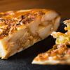 Tortilla de Patatas, omleta spaniolă cu cartofi care se mănâncă la orice oră / Rețeta simplă cu doar câteva ingrediente